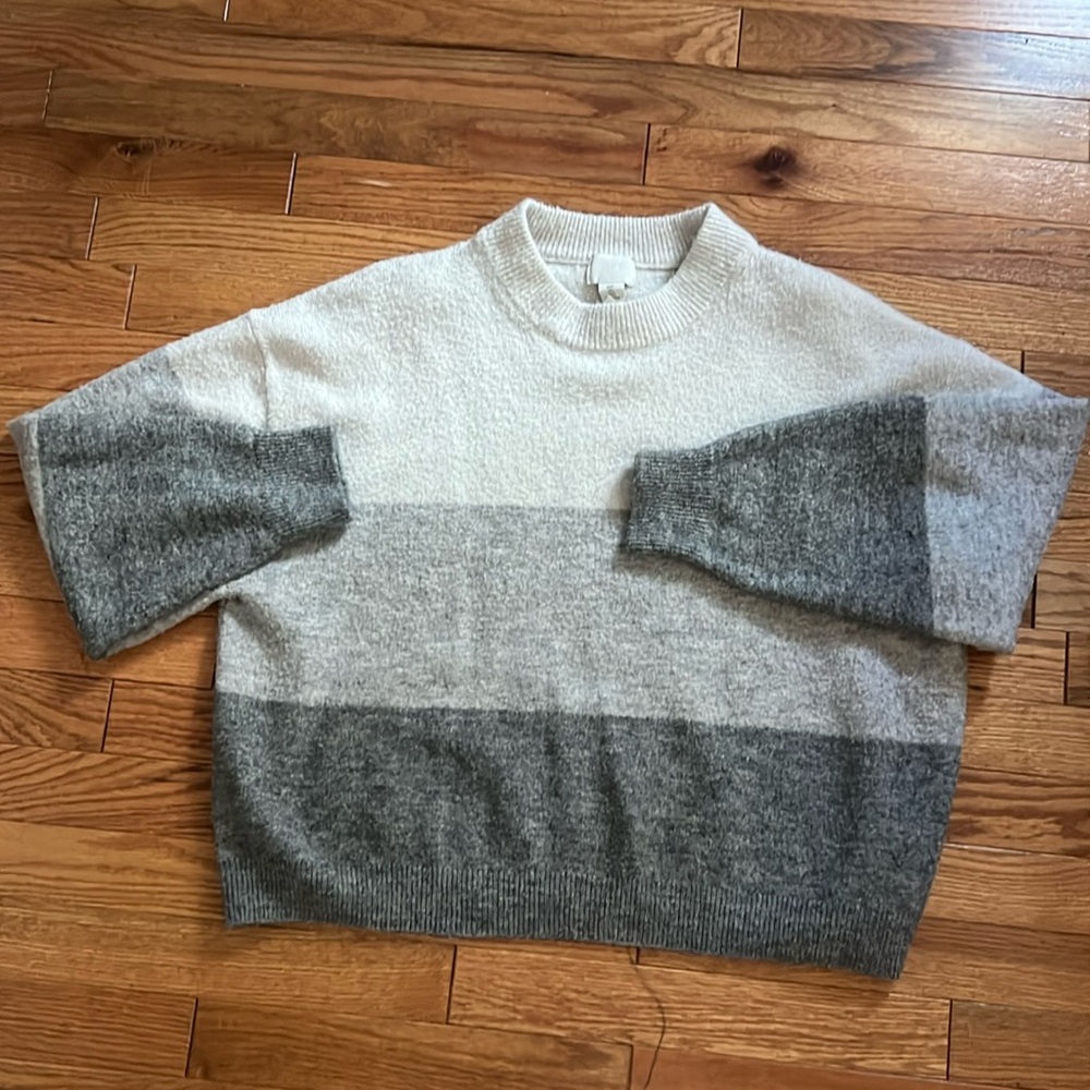 Tri color grey sweater